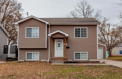 1821 E 25th St, Des Moines, IA 50317 - photo 2