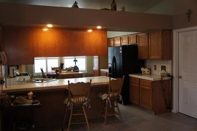 Kitchen has breakfast bar, breakfast noo