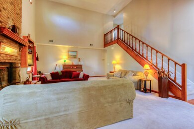 1521 Field View Rd-large-005-16-Living R