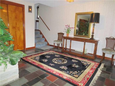Entry/Foyer.