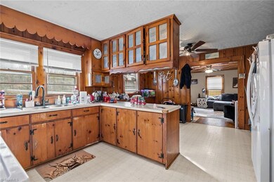 410 Rosewood Dr, Lexington, NC 27292 - photo 5