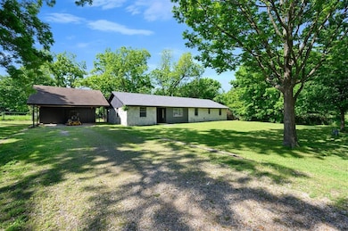 308 E Highland St, Hugo, OK 74743 - photo 3