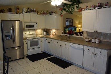 Light, Bright Kitchen W/Newer Appliances