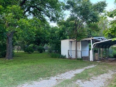 1401 E Tennie St, Gainesville, TX 76240 - photo 4