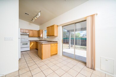 005_KitchenDiing Room