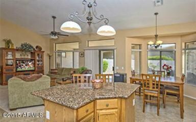 KITCHEN ISLAND & BREAKFAST BAR