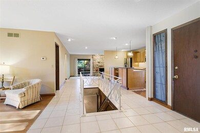 6401 Utica Ridge Rd unit 3, Davenport, IA 52807 - photo 5