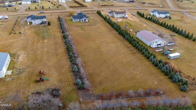3193 Crested Dr N, Mandan, ND 58554 - photo 2