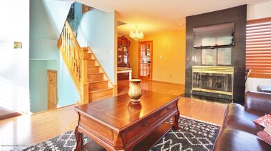 (6) LIVING ROOM