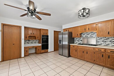 1874 Ranchview Dr, Naperville, IL 60565 - photo 4