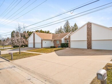 2916 W 4th St, Cedar Falls, IA 50613 - photo 3