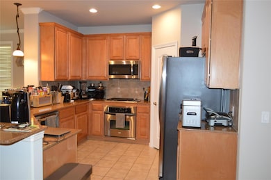 Kitchen with appliances with stainless steel fini