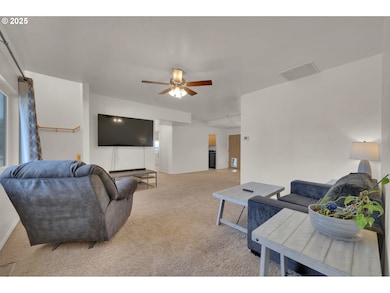 Living Room/Entrance
