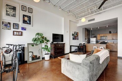 Living room with a high ceiling, finished concret