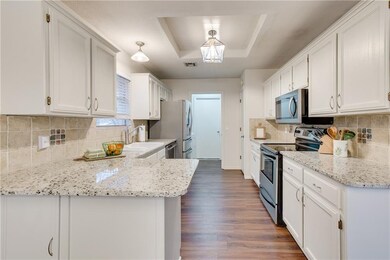 700 Coopers Hawk Dr, Norman, OK 73072 - photo 2