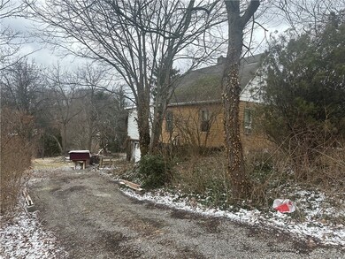 148 Zimmerle Dr, Aliquippa, PA 15001 - photo 2