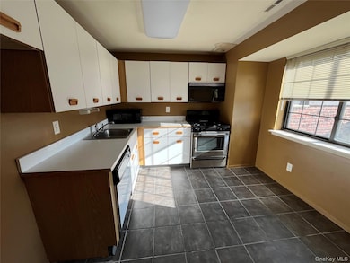 45 Newbrook Ln unit 45, Bay Shore, NY 11706 - photo 2