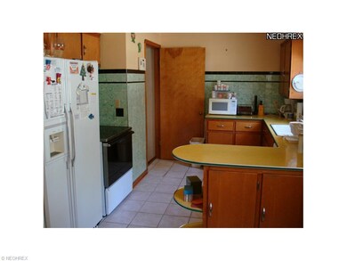 EAT-IN-KITCHEN WITH CERAMIC FLOORING