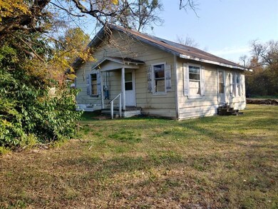 529 W Locust St, Whitewright, TX 75491 - photo 6