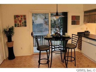 Kitchen Showing breakfast nook/ breakfast bar