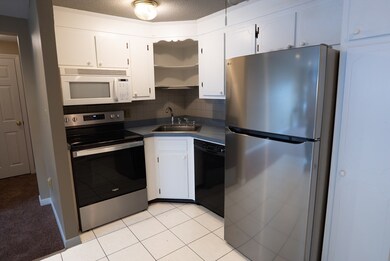 6 Hallmark Gardens unit 4, Burlington, MA 01803 - photo 2