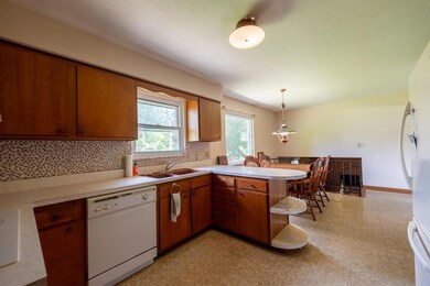 1044 Parkleigh kitchen 2