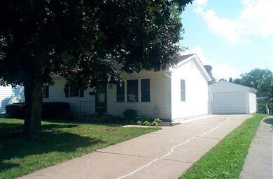 2107 W 36th St, Davenport, IA 52806 - photo 3