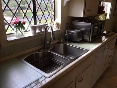 KITCHEN (UPDATED FAUCET/MICROWAVE OVEN INCLUDED)