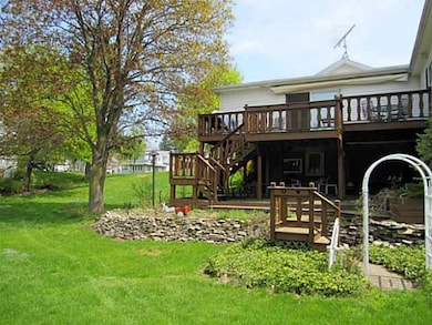 Patio/Deck Large Deck Overlooking Back Area