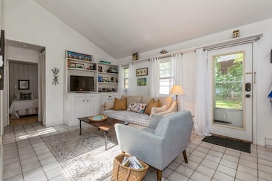 05_15826LakeshoreRd_2012_Livingroomwithv