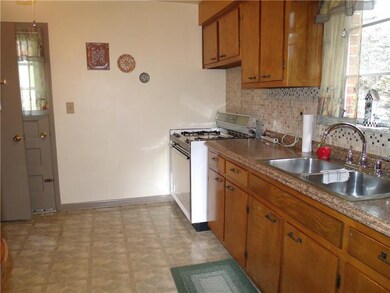 LARGE EAT IN KITCHEN