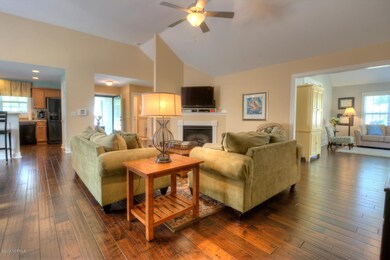 1025 Mill Creek Loop-large-004-30-Living