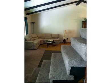 Living Room. Vaulted ceiling