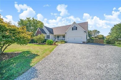 Easy to maintain gravel driveway with plenty of pa
