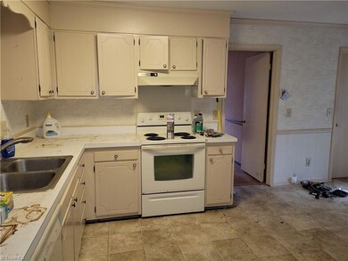 5404 Ropley Dr, Greensboro, NC 27455 - photo 4