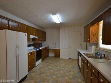 2103 Harvell St, Asheboro, NC 27205 - photo 5
