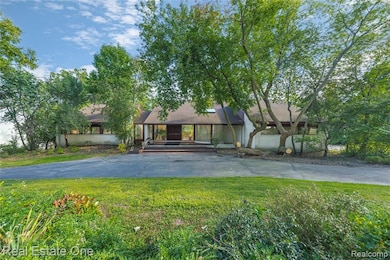 2276 Shore Hill Dr, West Bloomfield, MI 48323 - photo 2