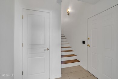 955EKnox241entrance2interior