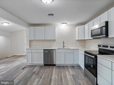 902 Wisteria Ln, Berkeley Springs, WV 25411 - photo 6