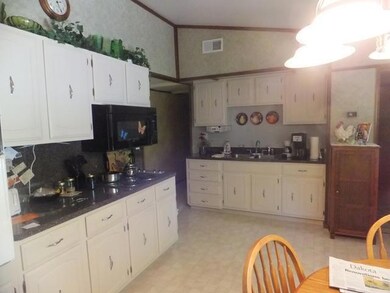 611 W Oak Ave, Glen Ullin, ND 58631 - photo 7