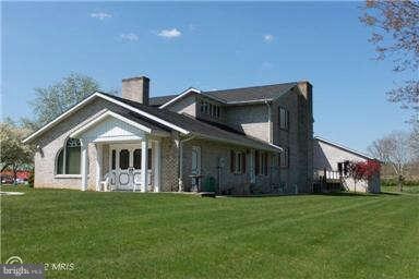 340 Meadowcreek Dr N, Chambersburg, PA 17202 - photo 2