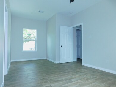 904 W Sealy St unit B, Alvin, TX 77511 - photo 7