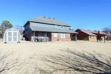 Nice storage shed stays with the home