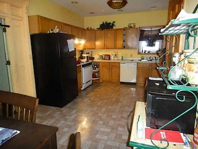 Kitchen. Owner s Unit: Huge eat-in kitchen in owne