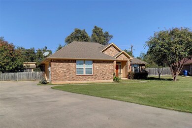 304 Casas Del Norte St, Granbury, TX 76049 - photo 3