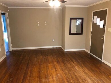 711 Crestview living room