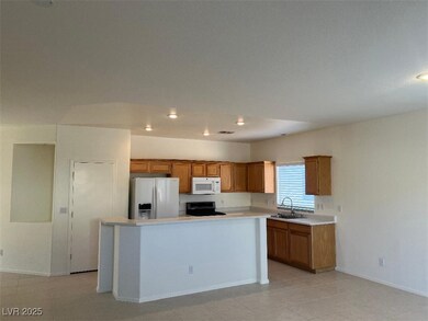 Kitchen with fridge with ice dispenser, Built-in m