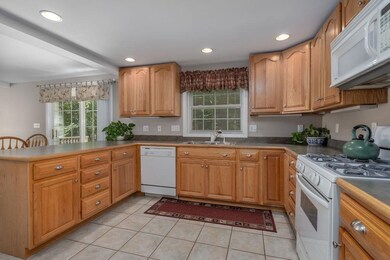 Great cabinets with plenty of storage