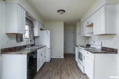 6418 Scott St, Davenport, IA 52806 - photo 4