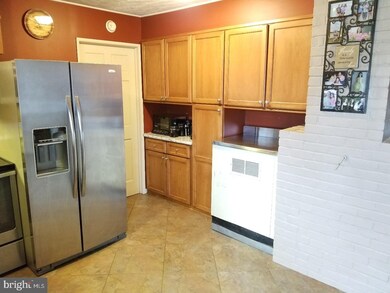 318 Blue Ridge Dr, Levittown, PA 19057 - photo 4